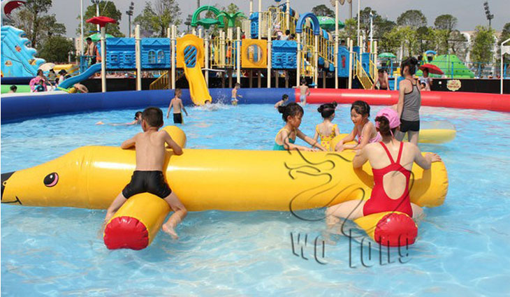 水狗中小型水上漂浮物夏季嬉水樂園水池搭配休閑設施