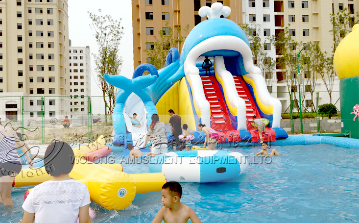 小鯨魚(yú)嬉水滑梯 充氣水池滑梯組合而成的夏季兒童嬉水樂(lè)園