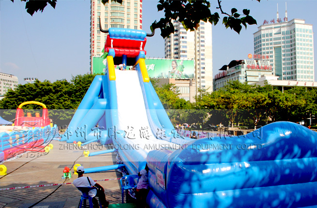 充氣水滑梯體驗(yàn)好玩的滑道夏季水樂園趣味充氣大滑梯
