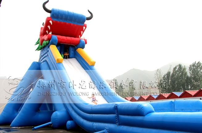 充氣水滑梯體驗(yàn)好玩的滑道夏季水樂園趣味充氣大滑梯