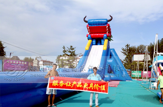 充氣水滑梯體驗(yàn)好玩的滑道夏季水樂園趣味充氣大滑梯